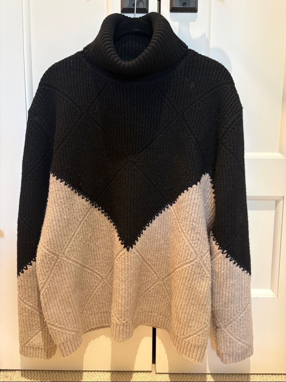 Hyacinth House Neutral Two-Tone Turtleneck Sweater - Black & Beige